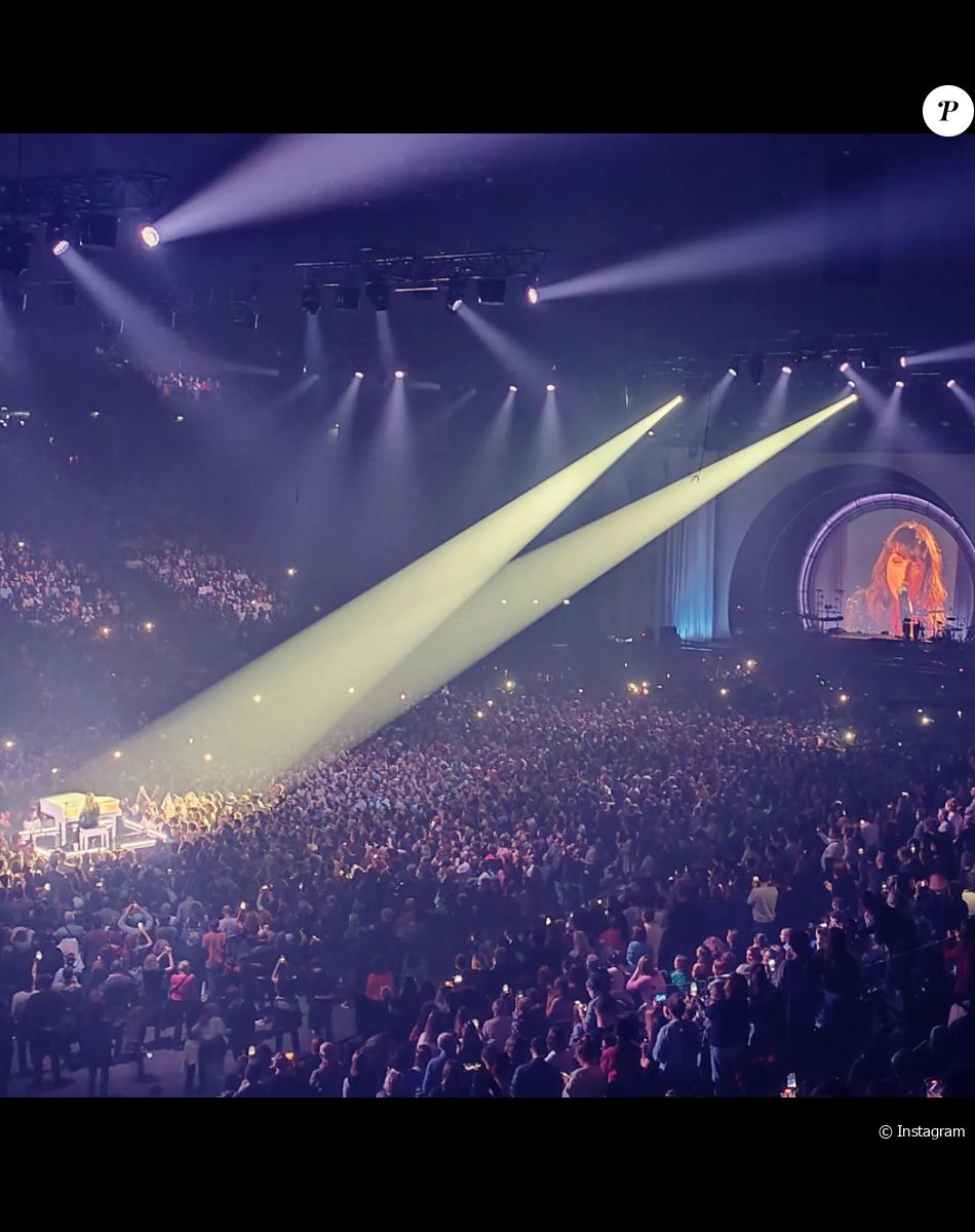 Juliette Armanet plongée en plein chaos : images de son grand concert parisien qui a tourné au fiasco, en présence de plusieurs stars