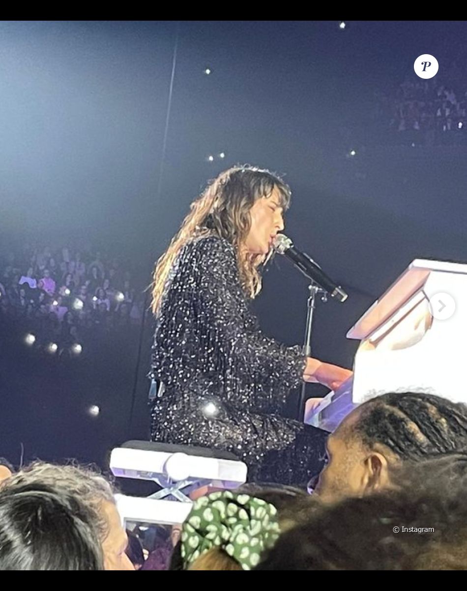 Finalement, le concert a repris quelques instants plus tard
Juliette Armanet plongée en plein chaos : images de son grand concert parisien qui a tourné au fiasco, en présence de plusieurs stars