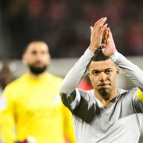 joie de Kylian Mbappe (PSG) en fin de match lors du match de championnat de Ligue 1 Uber Eats opposant Le Stade Brestois 29 (Brest) au Paris Saint-Germain (PSG) au stade Francis-Le Ble à Brest, France, le 11 mars 2023. le PSG a gagné 2-1. © Jean-Baptiste Autissier/Panoramic/Bestimage 