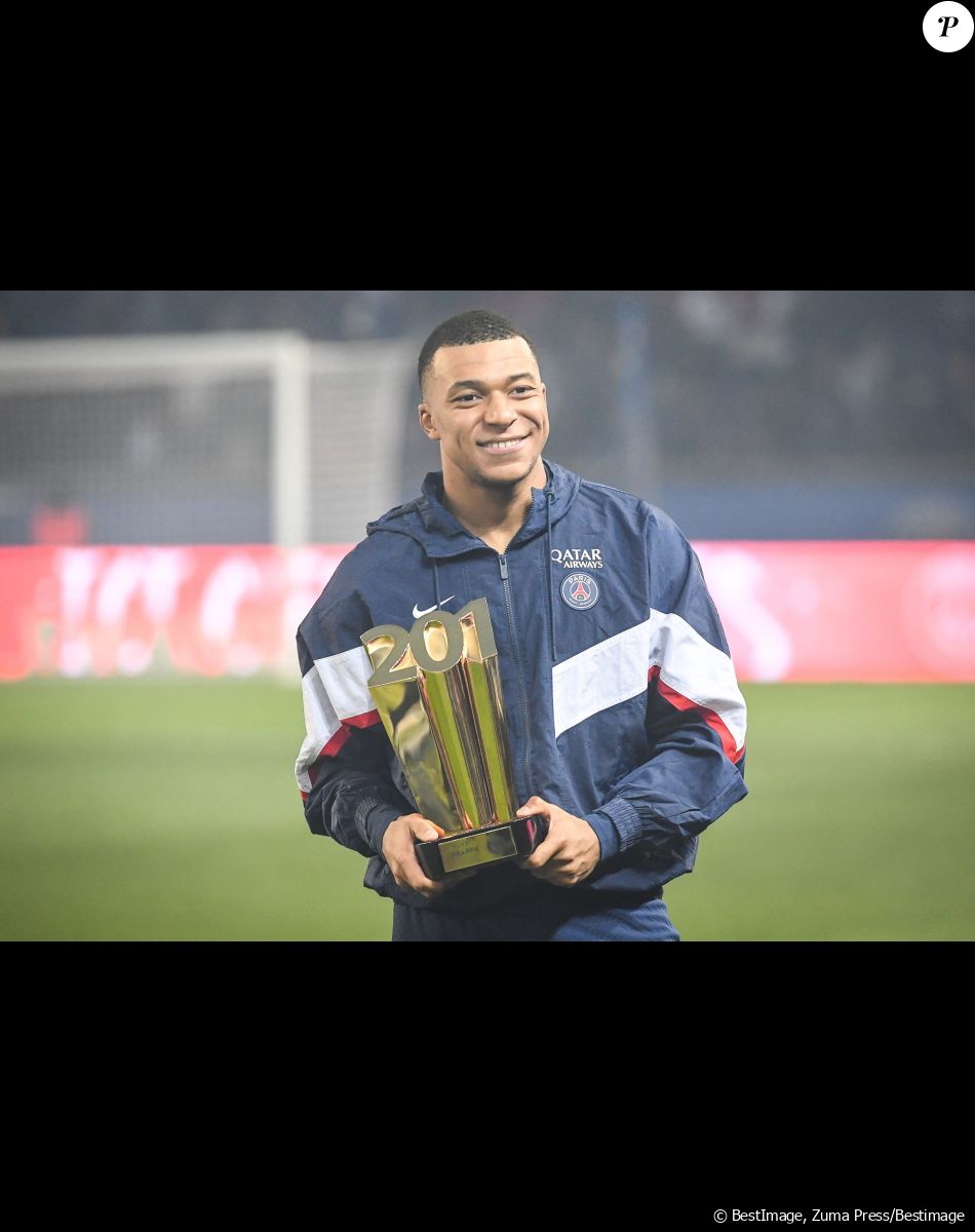 Adixia a confié ne pas avoir répondu aux avances du footballeur
Cérémonie en l'honneur de Kylian Mbappe au Parc des princes après son but contre le FC Nantes (victoire du PSG 4 à 2 face à Nantes) , il devient le meilleur buteur de l'histoire du PSG avec 201 buts le 4 mars 2023.