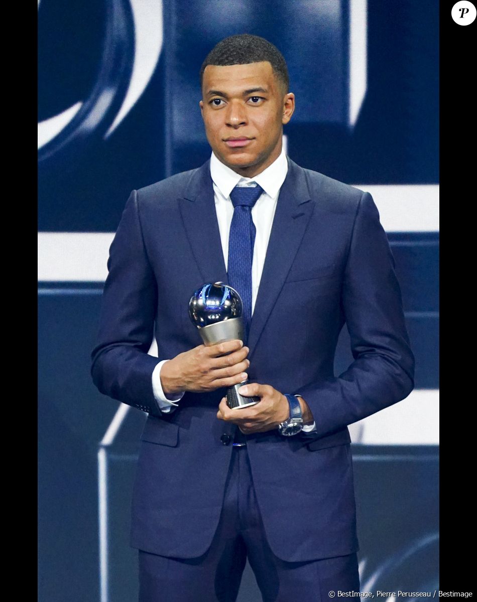 Kylian M'Bappé recalé par Adixia (Les Marseillais) ? Elle dévoile leurs dm : "Je m'en branle complet !"
Kylian Mbappé (trophée FIFPro Team World Hommes) lors de la cérémonie des Best Fifa awards à la salle Pleyel à Paris © Pierre Perusseau / Bestimage