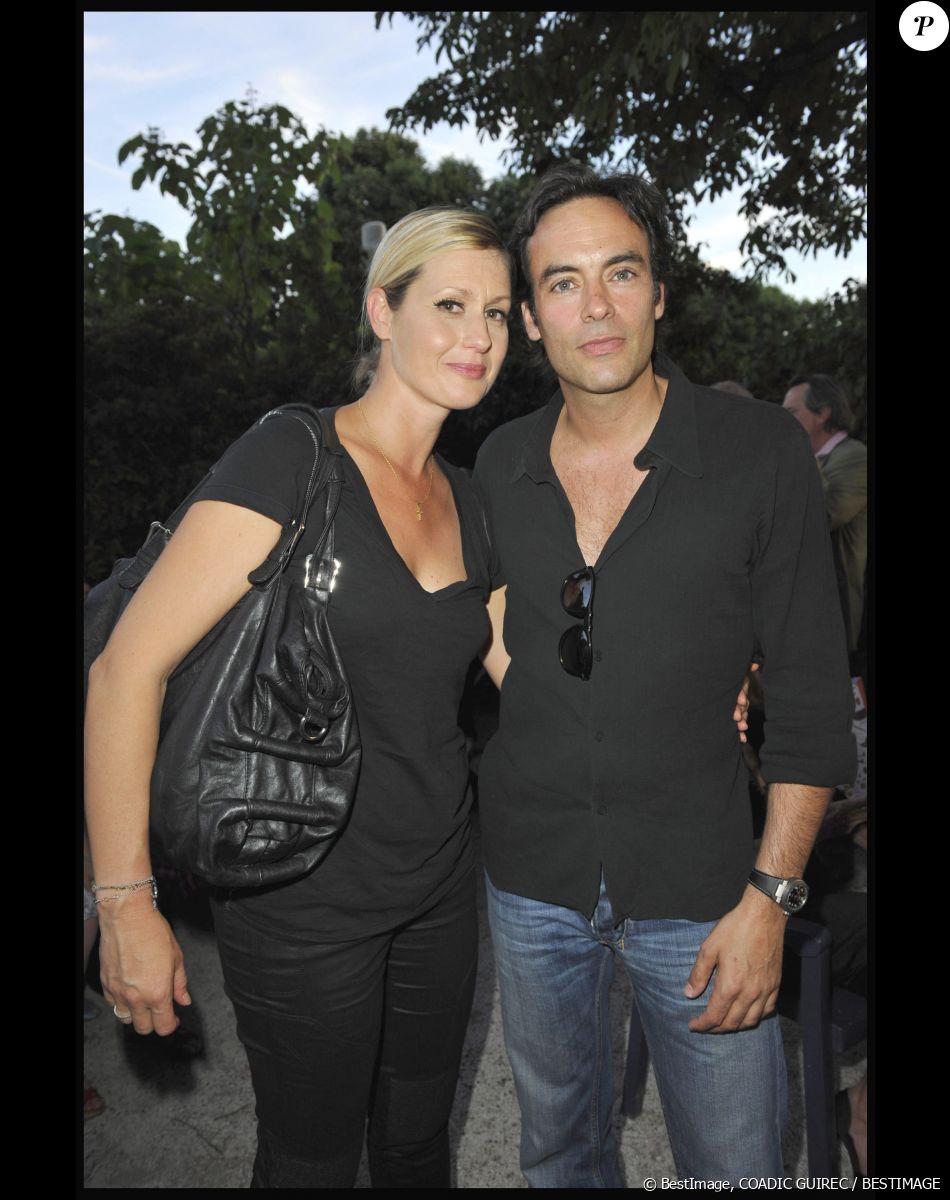 Une amitié qui remonte très très loin...
Luana Belmondo et Anthony Delon - Présentation des nouvelles toiles de Valeria Attinelli à l'espace Pierre Cardin à Paris le 26 juin 2010.