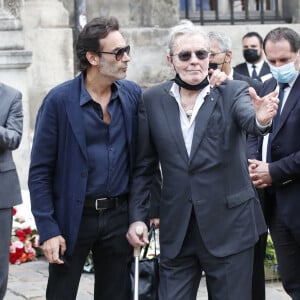 Les familles Delon et Belmondo, des monstres sacrées du cinéma et une belle amitié.
Alain Delon et son fils Anthony - Obsèques de Jean-Paul Belmondo en l'église Saint-Germain-des-Prés, à Paris le 10 septembre 2021. © Cyril Moreau / Bestimage 