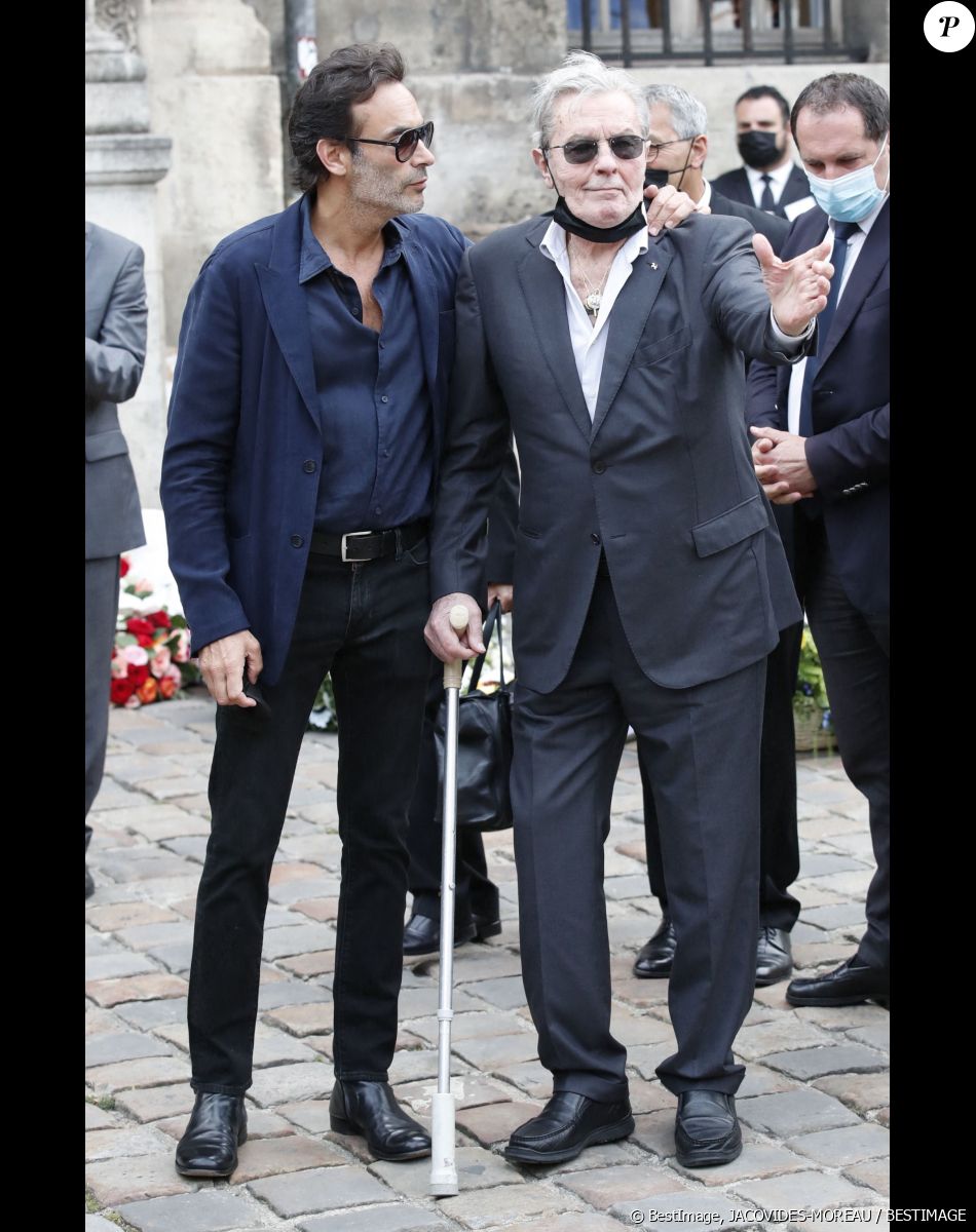 Les familles Delon et Belmondo, des monstres sacrées du cinéma et une belle amitié.
Alain Delon et son fils Anthony - Obsèques de Jean-Paul Belmondo en l'église Saint-Germain-des-Prés, à Paris le 10 septembre 2021. © Cyril Moreau / Bestimage