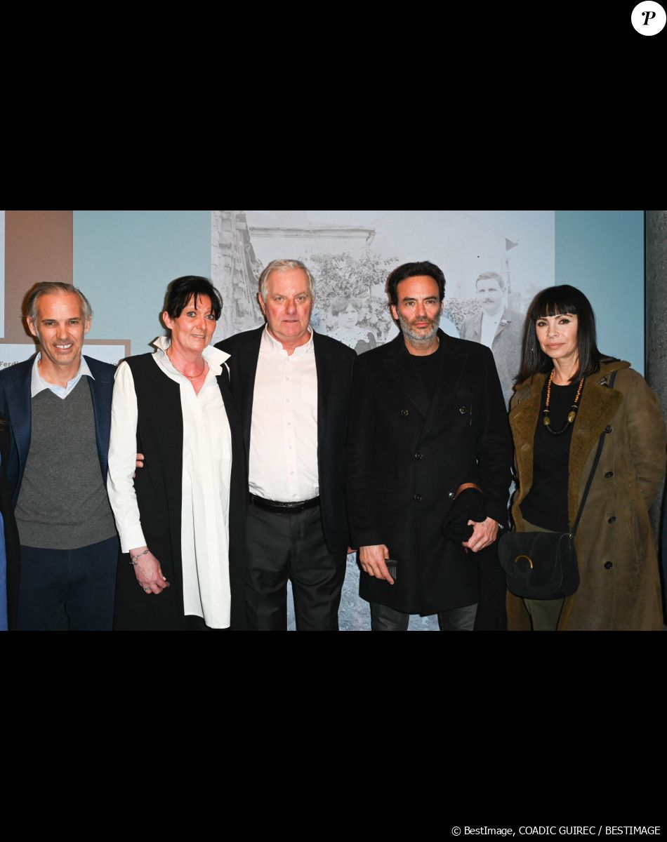 Paul Belmondo, Mathias Moncorgé (fils de Jean Gabin) avec sa femme, Anthony Delon et Mathilda May - Vernissage de l'exposition Jean Gabin à l'Espace Landowski / Musée des Années