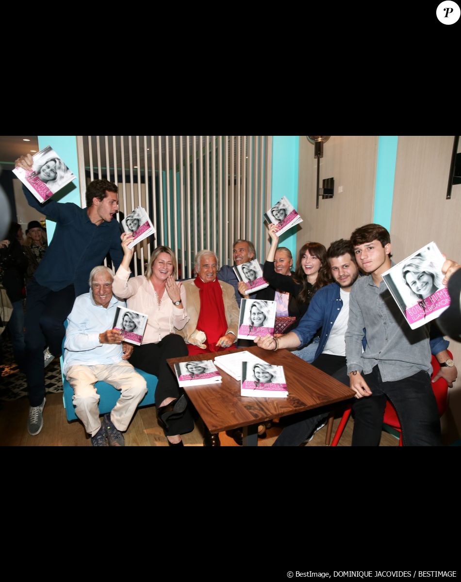 Victor Belmondo, Charles Gérard, Luana Belmondo, Jean-Paul Belmondo, Paul Belmondo, Florence Belmondo, Annabelle Belmondo, Alessandro et Giacomo Belmondo - A l'occasion du lancement de son nouveau livre "Mes recettes bonne humeur" (Editions du Cherche Midi), Luana Belmondo a réuni ses proches et amis épicuriens autour d'un Aperitivo concocté par le Chef Denny Imbroisi (Restaurant IDA) à Paris, le 13 Octobre 2016. © Dominique Jacovides/Bestimage