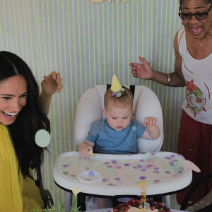 Le prince Harry, duc de Sussex et Meghan Markle, duchesse de Sussex, avec leurs enfants Archie et Lilibet. 