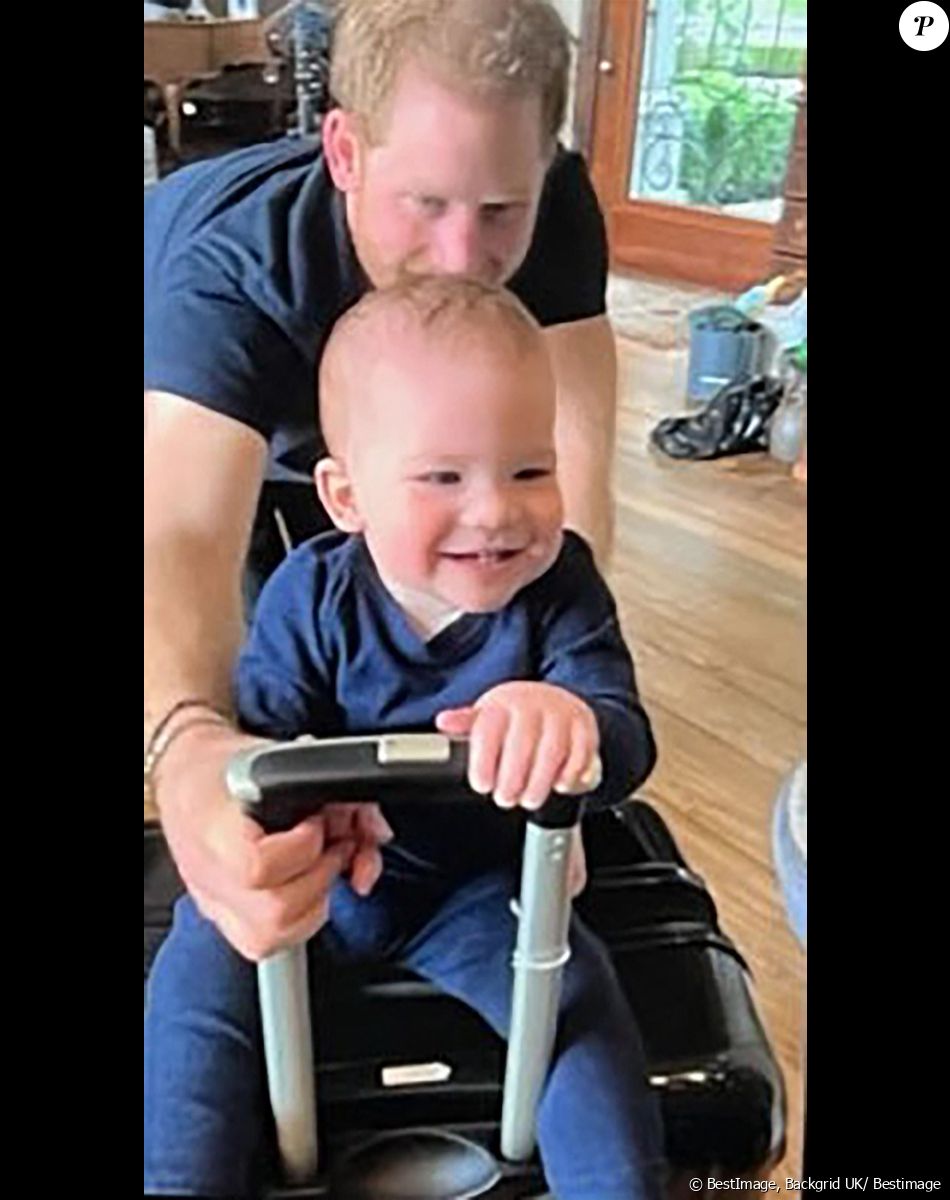 Le prince Harry, duc de Sussex et Meghan Markle, duchesse de Sussex, dévoilent des photos et des vidéos inédites de leur fils Archie dans "Harry & Meghan" (Netflix). La jeune famille peut également être vue dans un court vidéo-clip célébrant le premier anniversaire de Lilibet, avec Archie effronté grimpant sur la table pour aider sa petite soeur à souffler les bougies sur un énorme gâteau. Dans le sixième épisode, la princesse Eugénie rend visite à son cousin Harry aux États-Unis, le rejoignant pour un moment de complicité avec Archie sur la plage. Le 15 décembre 2022.