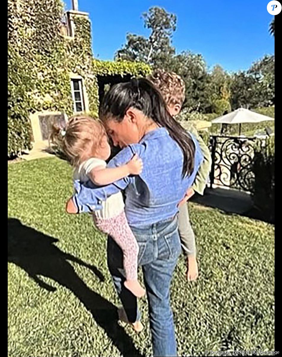 Le prince Harry, duc de Sussex et Meghan Markle, duchesse de Sussex, dévoilent des photos et des vidéos inédites de leur fils Archie dans "Harry & Meghan" (Netflix). La jeune famille peut également être vue dans un court vidéo-clip célébrant le premier anniversaire de Lilibet, avec Archie effronté grimpant sur la table pour aider sa petite soeur à souffler les bougies sur un énorme gâteau. Dans le sixième épisode, la princesse Eugénie rend visite à son cousin Harry aux États-Unis, le rejoignant pour un moment de complicité avec Archie sur la plage. Le 15 décembre 2022.