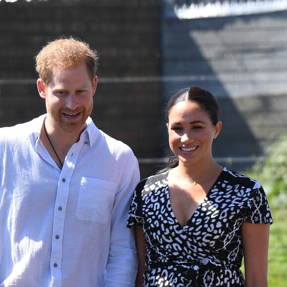 S'ils n'ont pas encore donné de réponse, les Sussex sont d'ores et déjà prévenus qu'ils n'auront pas de place dans le cortège de sortie 
Le prince Harry et Meghan Markle visitent le township de Nyanga, Afrique du Sud le 23 septembre 2019. Leur premier rendez-vous en Afrique du Sud est une initiative du Justice Desk de Nyanga. Cette ONG enseigne aux enfants leurs droits et leur sécurité. Elle propose des cours d'auto-defense et une formation à l'autonomie des femmes pour les jeunes filles de la communauté. Le Justice Desk est soutenu par le Queen's Commonwealth Trust dont le duc de Sussex est président et la duchesse vice-présidente. Jusque là, le bureau a aidé environ 35 000 personnes. Le duc et la duchesse ont fait le tour à pied des diverses activités proposées par le Justice Desk.