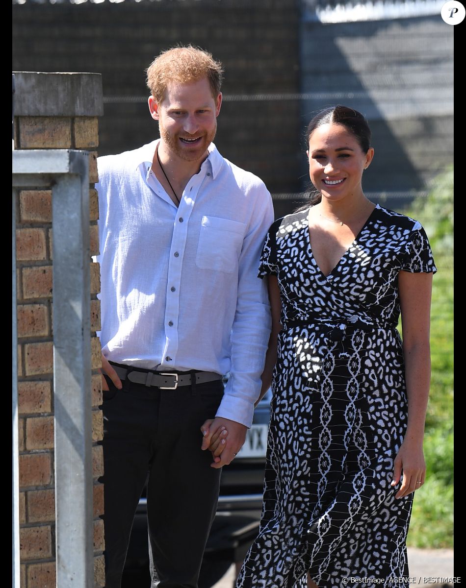 S'ils n'ont pas encore donné de réponse, les Sussex sont d'ores et déjà prévenus qu'ils n'auront pas de place dans le cortège de sortie
Le prince Harry et Meghan Markle visitent le township de Nyanga, Afrique du Sud le 23 septembre 2019. Leur premier rendez-vous en Afrique du Sud est une initiative du Justice Desk de Nyanga. Cette ONG enseigne aux enfants leurs droits et leur sécurité. Elle propose des cours d'auto-defense et une formation à l'autonomie des femmes pour les jeunes filles de la communauté. Le Justice Desk est soutenu par le Queen's Commonwealth Trust dont le duc de Sussex est président et la duchesse vice-présidente. Jusque là, le bureau a aidé environ 35 000 personnes. Le duc et la duchesse ont fait le tour à pied des diverses activités proposées par le Justice Desk.