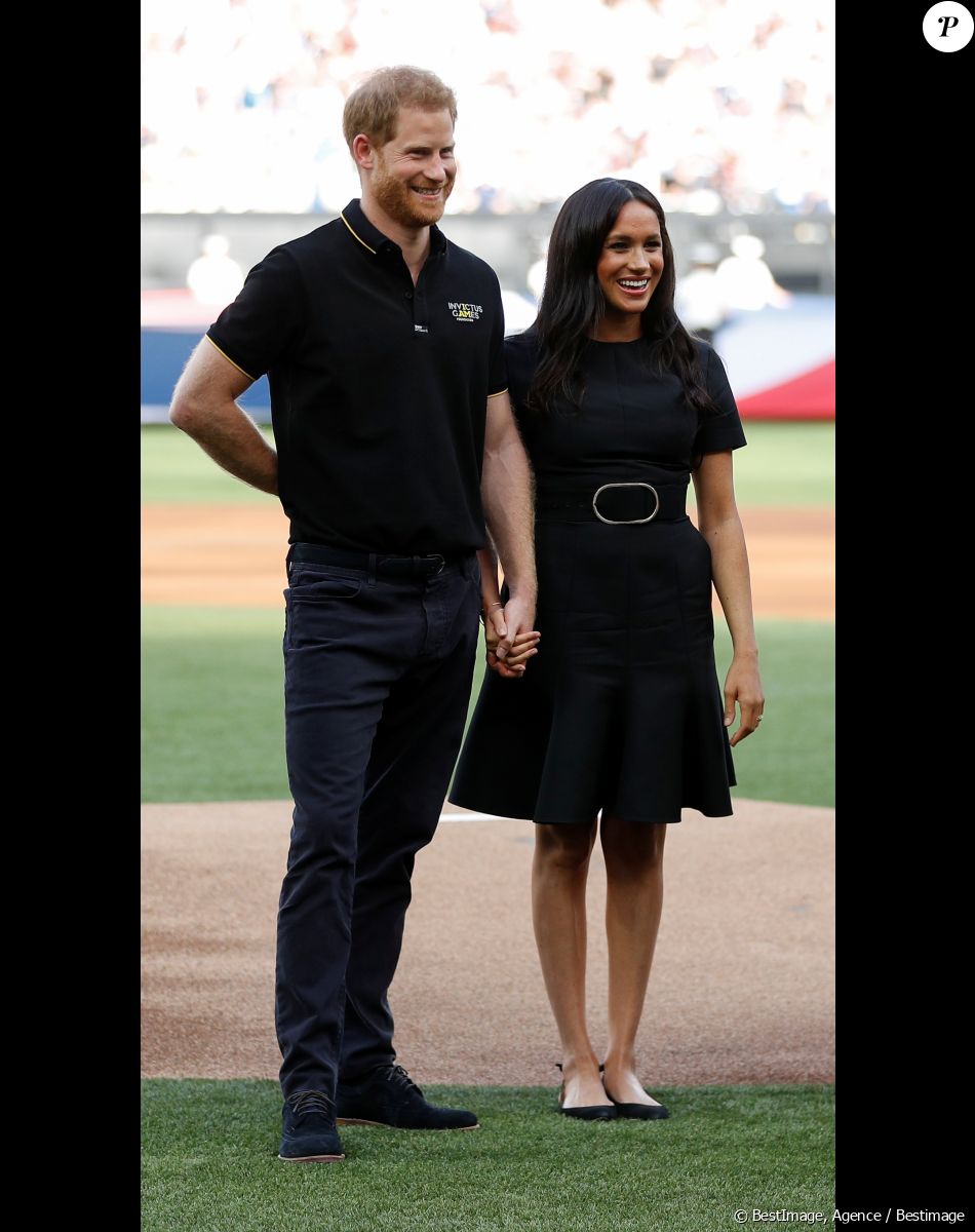 Harry et Meghan Markle viendront-ils au couronnement de Charles III auquel ils ont été conviés ?
Le prince Harry, duc de Sussex, et Meghan Markle, duchesse de Sussex vont saluer les équipes de baseball "Boston Red Sox" et "New York Yankees" dans leurs vestiaires dans le cadre des Invictus Games au London Stadium. En cette occasion, le couple royal a reçu en cadeau pour leur fils Archie, un maillot floqué "Archie", de la part de chaque équipe, avant de rejoindre les tribunes pour assister au match. Londres.