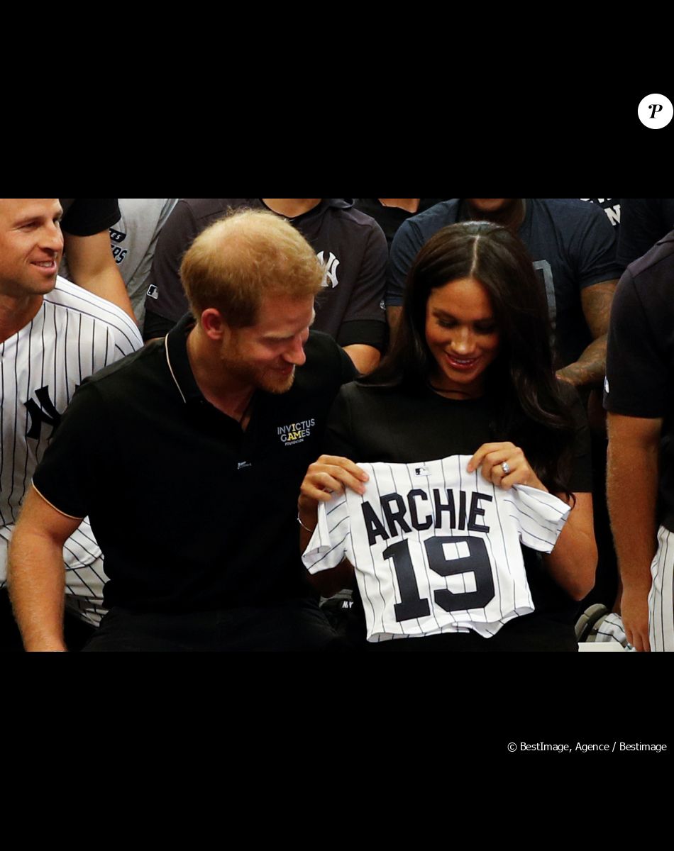 Le prince Harry, duc de Sussex, et Meghan Markle, duchesse de Sussex vont saluer les équipes de baseball "Boston Red Sox" et "New York Yankees" dans leurs vestiaires dans le cadre des Invictus Games 2019 au London Stadium. En cette occasion, le couple royal a reçu en cadeau pour leur fils Archie, un maillot floqué "Archie", de la part de chaque équipe, avant de rejoindre les tribunes pour assister au match. Londres, le 29 juin 2019.
