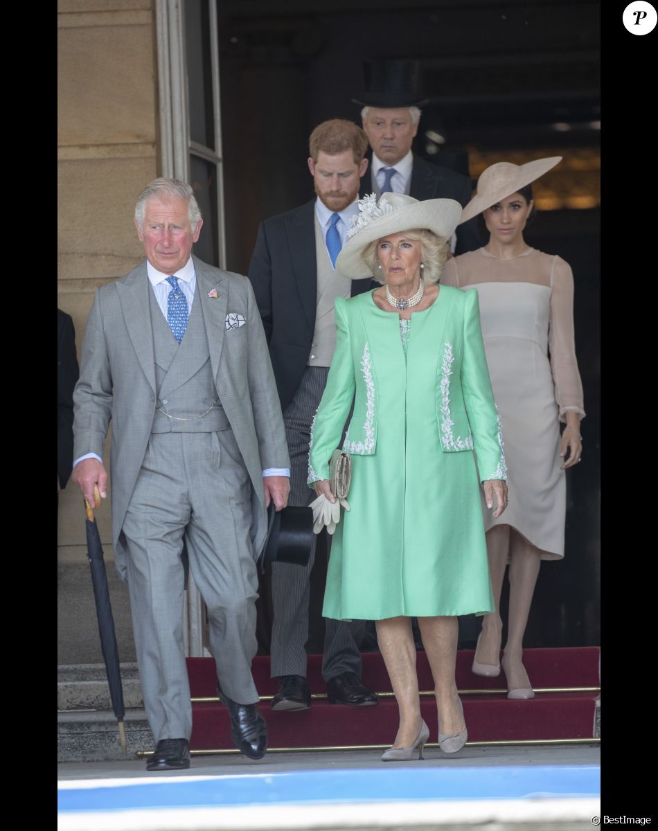 Info - Le prince Charles devient Charles III, roi du Royaume-Uni - Camilla Parker Bowles, duchesse de Cornouailles, le prince Harry, duc de Sussex, et Meghan Markle, duchesse de Sussex, lors de la garden party pour les 70 ans du prince Charles au palais de Buckingham à Londres. Le 22 mai 2018 22nd May 2018 London UK Britain's Prince Charles and Camilla, Duchess of Cornwall are joined by the newly wed couple, Prince Harry and Meghan, Duchess of Sussex, at The Prince of Wales's 70th Birthday Reception in the gardens of Buckingham Palace in central London.