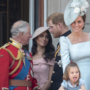 Si Harry et Meghan venaient à confirmer leur présence, Charles réserveraient un rôle de choix à Archie et Lilibet pour le couronnement. Le Souverain n'attend que le feu vert de son fils et de sa belle-fille pour officialiser le changement d'organisation, pour laquelle deux plans ont été réalisés 
Le prince Charles, prince de Galles, le prince Harry, duc de Sussex, et Meghan Markle, duchesse de Sussex, Catherine (Kate) Middleton, duchesse de Cambridge, la princesse Charlotte de Cambridge - Les membres de la famille royale britannique lors du rassemblement militaire "Trooping the Colour" (le "salut aux couleurs"), célébrant l'anniversaire officiel du souverain britannique. Cette parade a lieu à Horse Guards Parade, chaque année au cours du deuxième samedi du mois de juin. Londres, le 9 juin 2018.