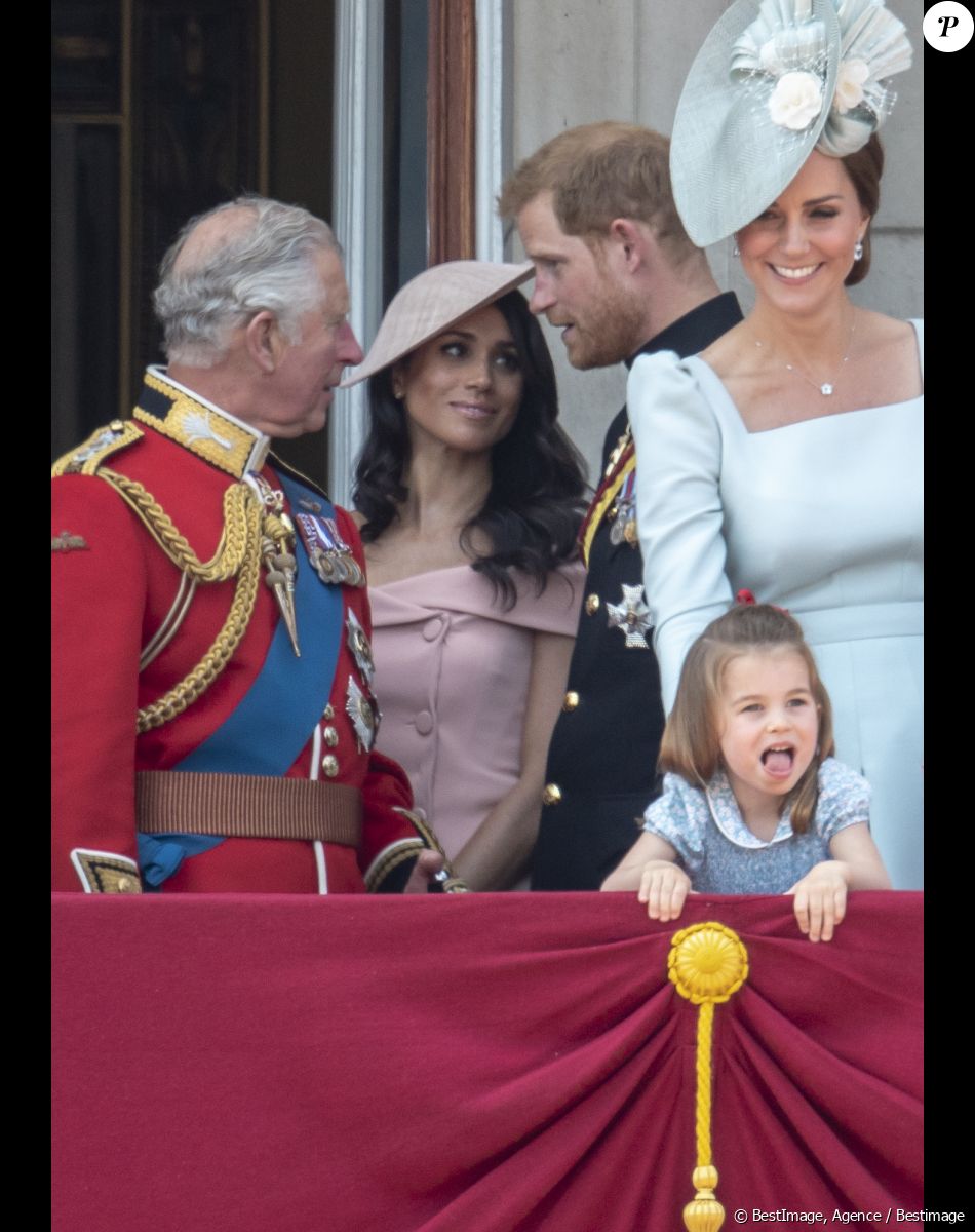 Si Harry et Meghan venaient à confirmer leur présence, Charles réserveraient un rôle de choix à Archie et Lilibet pour le couronnement. Le Souverain n'attend que le feu vert de son fils et de sa belle-fille pour officialiser le changement d'organisation, pour laquelle deux plans ont été réalisés
Le prince Charles, prince de Galles, le prince Harry, duc de Sussex, et Meghan Markle, duchesse de Sussex, Catherine (Kate) Middleton, duchesse de Cambridge, la princesse Charlotte de Cambridge - Les membres de la famille royale britannique lors du rassemblement militaire "Trooping the Colour" (le "salut aux couleurs"), célébrant l'anniversaire officiel du souverain britannique. Cette parade a lieu à Horse Guards Parade, chaque année au cours du deuxième samedi du mois de juin. Londres, le 9 juin 2018.