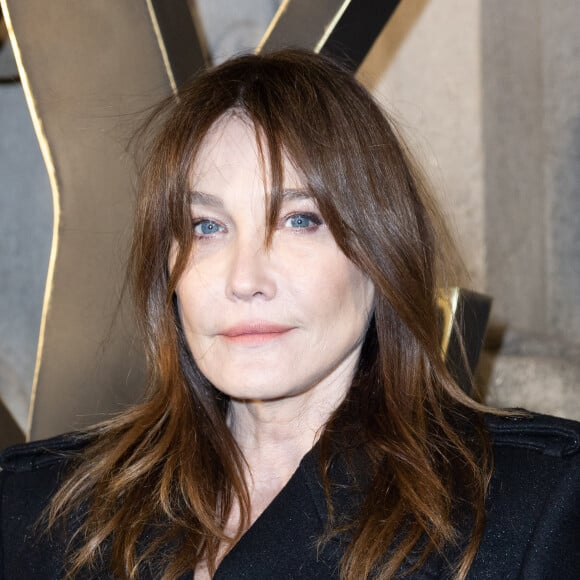 Sur Instagram, Carla a partagé un portrait d'elle sans aucun filtre 
Carla Bruni Sarkozy - Photocall du défilé de mode prêt-à-porter automne-hiver 2023/2024 "Saint Laurent" lors de la Fashion Week de Paris. Le 28 février 2023 © Olivier Borde / Bestimage 