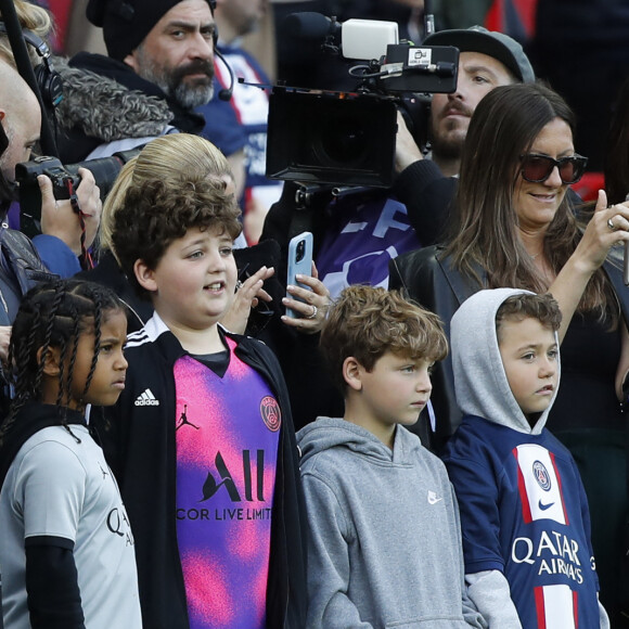 L'influenceuse était accompagnée de son fils Saint et elle s'est même rendue au bord de la pelouse 
Kim Kardashian et son fils Saint - People au match de championnat de Ligue 1 Uber Eats opposant le Paris Saint-Germain (PSG) au stade Rennais au Parc des Princes à Paris le 19 mars 2023.