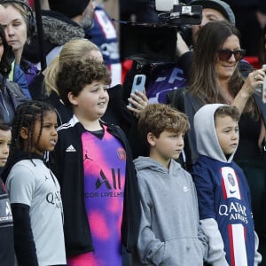 Kim Kardashian et son fils Saint - People au match de championnat de Ligue 1 Uber Eats opposant le Paris Saint-Germain (PSG) au stade Rennais au Parc des Princes à Paris le 19 mars 2023.