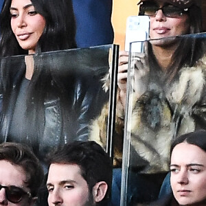 Sa soeur, Kendall Jenner, était également présente à ses côtés
Kim Kardashian assiste au match de championnat de Ligue 1 Uber Eats opposant le Paris Saint-Germain (PSG) au stade Rennais au Parc des Princes à Paris le 19 mars 2023. (Credit Image: © Matthieu Mirville/ZUMA Press Wire)