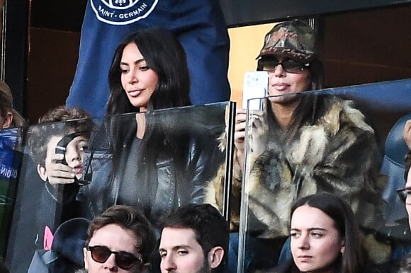 Sa soeur, Kendall Jenner, était également présente à ses côtés
Kim Kardashian assiste au match de championnat de Ligue 1 Uber Eats opposant le Paris Saint-Germain (PSG) au stade Rennais au Parc des Princes à Paris le 19 mars 2023. (Credit Image: © Matthieu Mirville/ZUMA Press Wire)