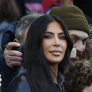 Une présence qui n'a pas porté chance au club de la capitale, qui a fini par s'incliner
Kim Kardashian assiste au match de championnat de Ligue 1 Uber Eats opposant le Paris Saint-Germain (PSG) au stade Rennais au Parc des Princes à Paris le 19 mars 2023.