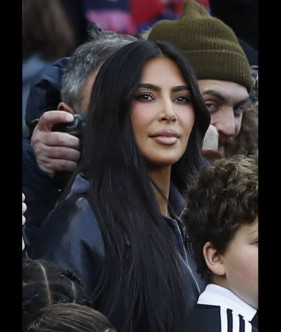 Une présence qui n'a pas porté chance au club de la capitale, qui a fini par s'incliner
Kim Kardashian assiste au match de championnat de Ligue 1 Uber Eats opposant le Paris Saint-Germain (PSG) au stade Rennais au Parc des Princes à Paris le 19 mars 2023.