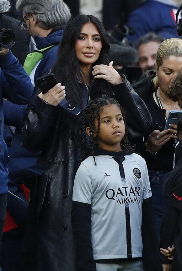 Kim Kardashian et son fils Saint assistent au match de championnat de Ligue 1 Uber Eats opposant le Paris Saint-Germain (PSG) au stade Rennais au Parc des Princes à Paris le 19 mars 2023.