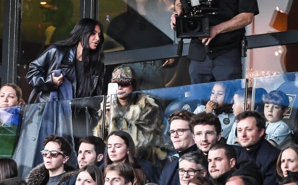 Kim Kardashian et son fils Saint assistent au match de championnat de Ligue 1 Uber Eats opposant le Paris Saint-Germain (PSG) au stade Rennais au Parc des Princes à Paris le 19 mars 2023.