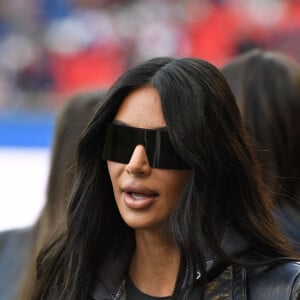 Kim Kardashian assiste au match de championnat de Ligue 1 Uber Eats opposant le Paris Saint-Germain (PSG) au stade Rennais au Parc des Princes à Paris le 19 mars 2023.