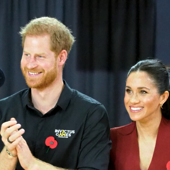 Le prince Harry, duc de Sussex, et Meghan Markle, duchesse de Sussex, enceinte, assistent à la finale de basketball en fauteuil roulant aux Invictus Games 2018 à Sydney, le 27 octobre 2018. 