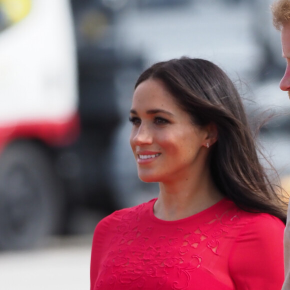 Le prince Harry, duc de Sussex, et Meghan Markle, duchesse de Sussex (enceinte) arrivent à l'aéroport international Fua'amotu aux îles Tonga, le 25 octobre 2018. 