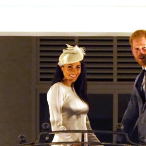 Le prince Harry, duc de Sussex et sa femme Meghan Markle, duchesse de Sussex (enceinte) au balcon du Grand Pacific Hotel à Suva aux îles Fidji dans le cadre de leur voyage officiel, le 23 octobre 2018. 