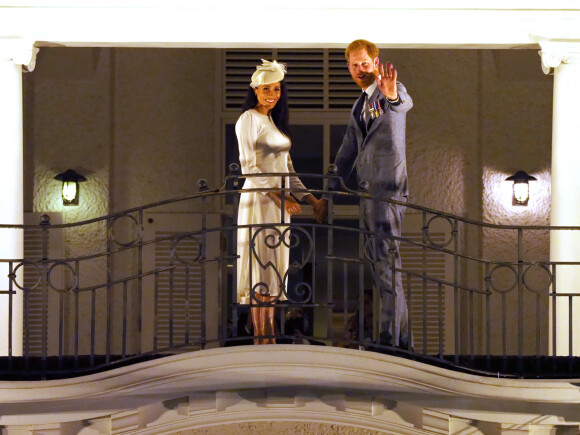 Le prince Harry, duc de Sussex et sa femme Meghan Markle, duchesse de Sussex (enceinte) au balcon du Grand Pacific Hotel à Suva aux îles Fidji dans le cadre de leur voyage officiel, le 23 octobre 2018. 