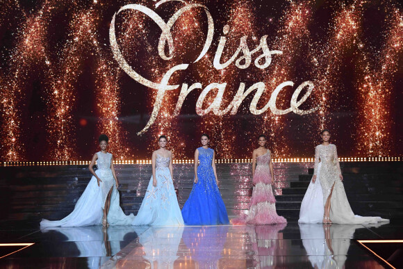 Ce week-end, une miss régionale maman a été la première mère de famille a être élue.
Les 5 finalistes au concours Miss France. 
