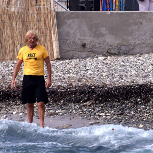 Jean Dujardin sur la plage des bains militaires à Nice pour la première journée de tournage du film "Brice 3 "...Parce que le 2 je l'ai cassé!" sous la direction du réalisateur James Hunt, le 14 septembre 2015. 