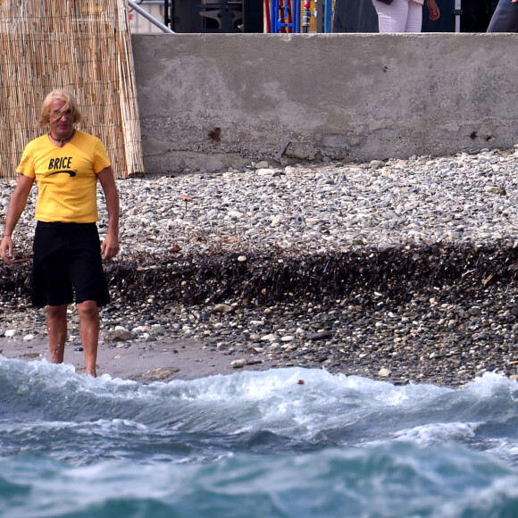 Jean Dujardin sur la plage des bains militaires à Nice pour la première journée de tournage du film "Brice 3 "...Parce que le 2 je l'ai cassé!" sous la direction du réalisateur James Hunt, le 14 septembre 2015. 