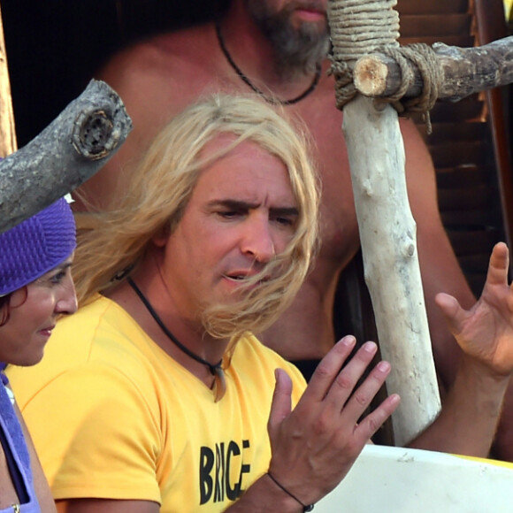 Jean Dujardin et Noëlle Perna (Mado la Niçoise) sur la plage des bains militaires à Nice pour la première journée de tournage du film "Brice 3 "...Parce que le 2 je l'ai cassé!" sous la direction du réalisateur James Hunt, le 14 septembre 2015. 