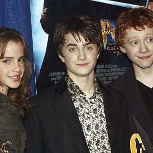 Emma Watson, Rupert Grint et Daniel Radcliffe lors de la première du film é" Harry Potter et la chambre des secrets" à New-York le 11 novembre 2002.