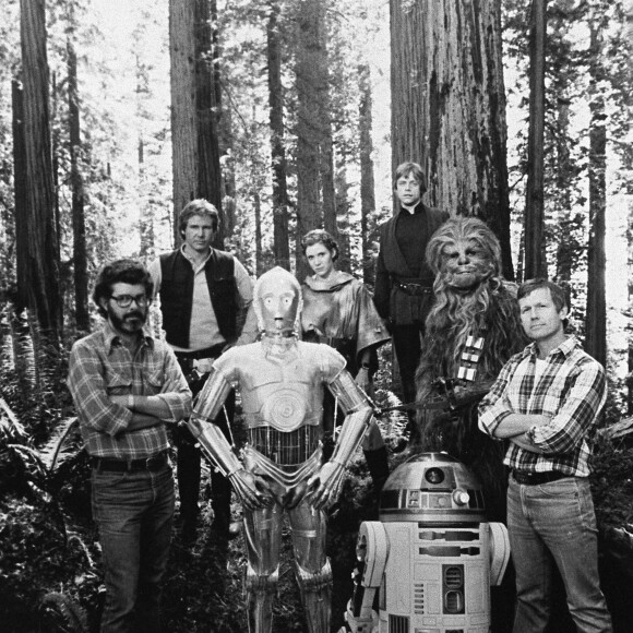 George Lucas, Richard Marquand et l'équipe du film "Star Wars, épisode VI : Le Retour du Jedi" : Harrison Ford (Han Solo), Anthony Daniels (C3PO), Carrie Fisher (Princess Leia), Mark Hamill (Luke Skywalker), Kenny Baker (R2D2) et Peter Mayhew (Chewbacca) le 10 mai 1983. © Twentieth Century Fox/ZUMAPRESS.com/Bestimage 