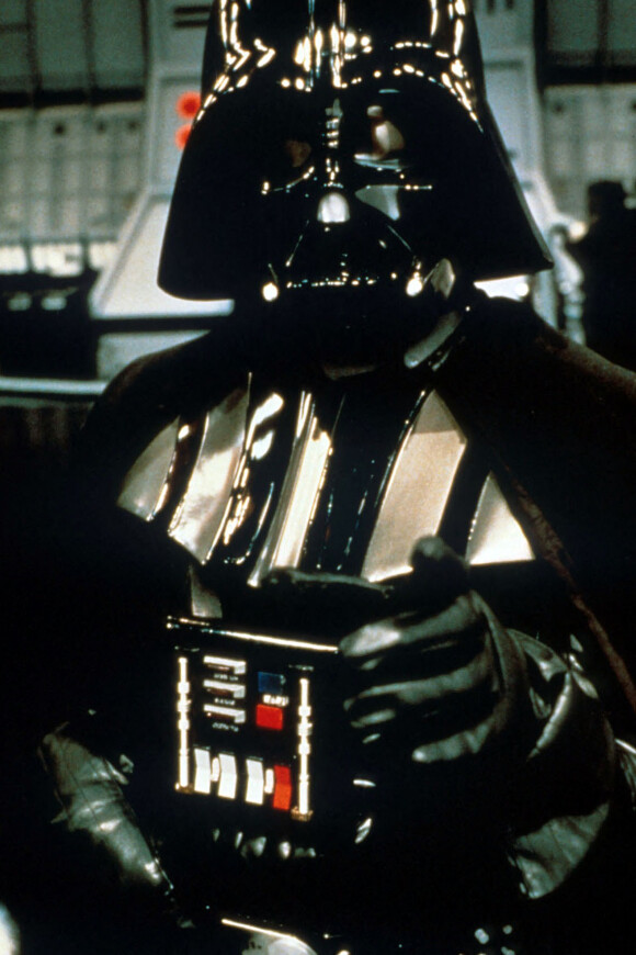 David Prowse dans son personnage de Dark Vador sur le tournage du film "Star wars - Episode VI - Le retour du Jedi" en 1983. 