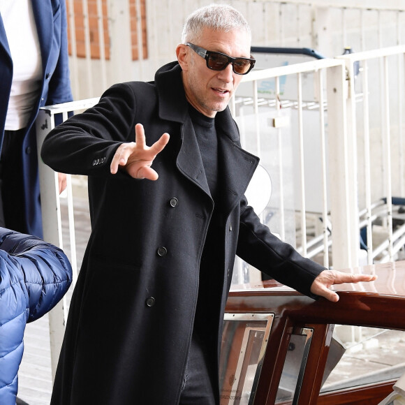 Vincent Cassel et sa femme Tina Kunakey arrivent à l'aéroport international de Venise - Marco Polo et prennent un bateau-taxi, à Venise, Italie, le 21 avril 2022. 