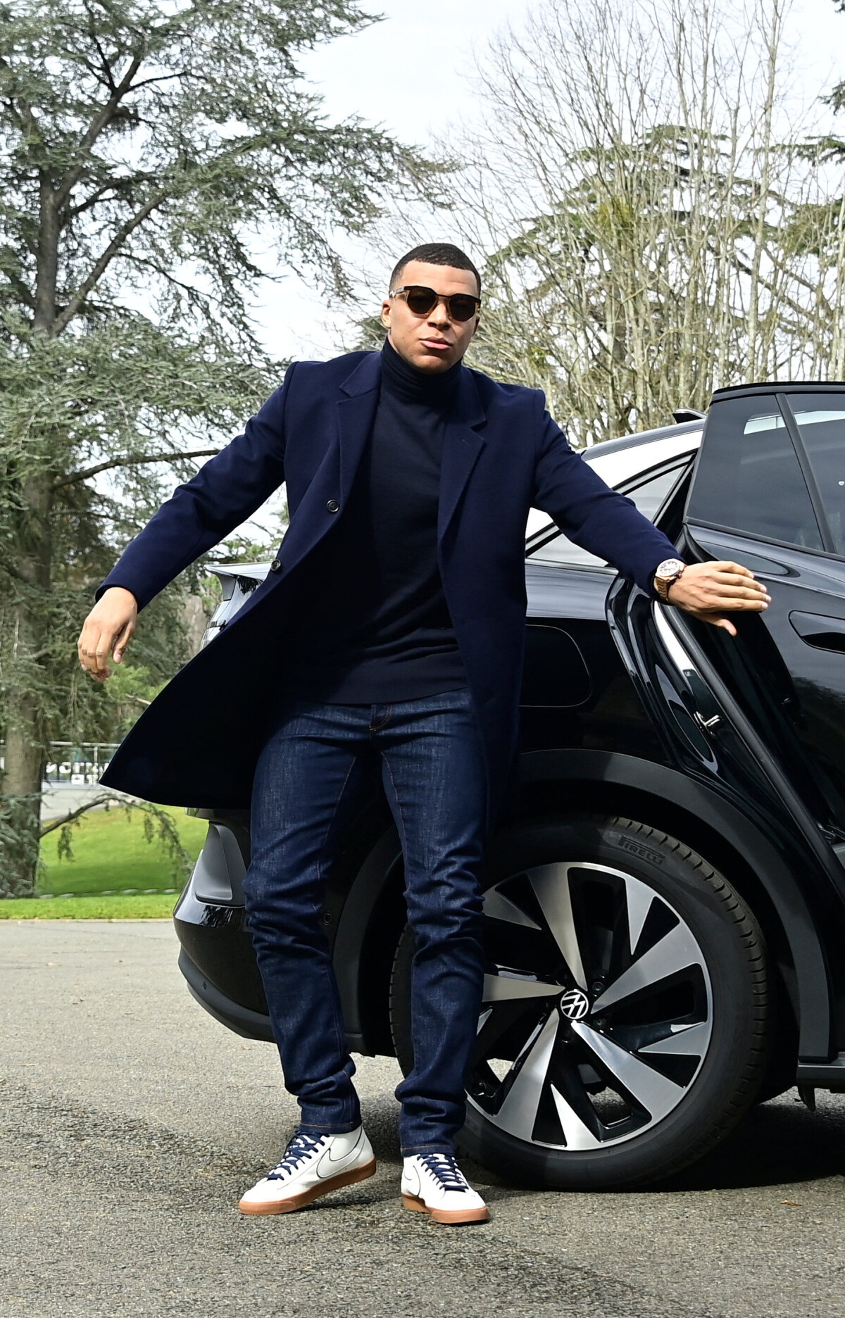 Photo : L'attaquant français Kylian Mbappé arrive pour l'entraînement de  l'équipe de France de football pour le match de qualification à l'Euro 2024  contre les Pays-Bas au centre de formation et centre