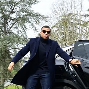 L'attaquant français Kylian Mbappé arrive pour l'entraînement de l'équipe de France de football pour le match de qualification à l'Euro 2024 contre les Pays-Bas au centre de formation et centre National du Footbal de Clairefontaine-en-Yvelines, France, le 20 march 2023. © Federico Pestellini/Panoramic/Bestimage  Kylian Mbappé arrives for training for the France soccer team ahead of the Euro 2024 qualifying match against the Netherlands at the training center and National Footbal Center in Clairefontaine-en-Yvelines, France, on 20 March 2023. 