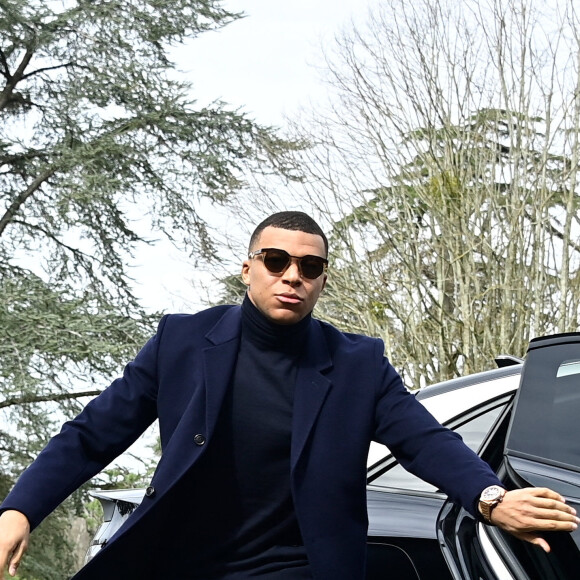 L'attaquant français Kylian Mbappé arrive pour l'entraînement de l'équipe de France de football pour le match de qualification à l'Euro 2024 contre les Pays-Bas au centre de formation et centre National du Footbal de Clairefontaine-en-Yvelines, France, le 20 march 2023. © Federico Pestellini/Panoramic/Bestimage  Kylian Mbappé arrives for training for the France soccer team ahead of the Euro 2024 qualifying match against the Netherlands at the training center and National Footbal Center in Clairefontaine-en-Yvelines, France, on 20 March 2023. 