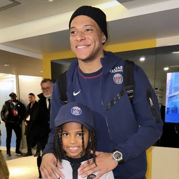 Kylian Mbappé et Saint - Kim Kardashian et son fils Saint assistent au match opposant le Paris Saint-Germain (PSG) au stade Rennais au Parc des Princes à Paris et posent avec Kylian Mbappé et Nasser al-Khelaïfi (Président du PSG) le 19 mars 2023. © Kim Kardashian Instagram via Bestimage  Kim Kardashian and her son Saint attend the match between Paris Saint-Germain (PSG) at Stade Rennais at Parc des Princes in Paris and pose with Kylian Mbappé and Nasser al-Khelaïfi (President of PSG) on March 19, 2023. 