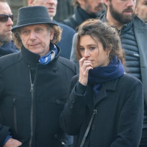 Exclusif - Charles Berling et la comédienne Pauline Cheviller - Cérémonie des obsèques de Anna Karina en la chapelle de l'Est au cimetière du Père Lachaise à Paris. Le 21 décembre 2019 