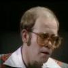 Elton John chante Sorry Seems to Be The Hardest Word