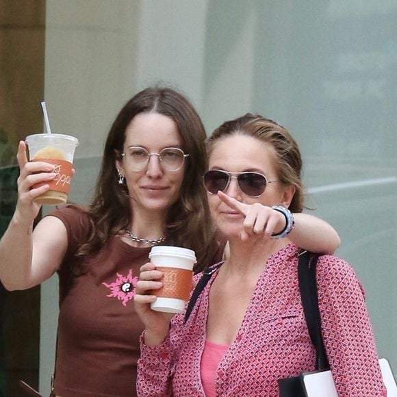 Exclusif - Diane Lane et sa fille Eleanor Lambert se promènent à New York, le 2 juin 2022. 