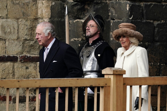 Le roi Charles III d'Angleterre et Camilla Parker Bowles, reine consort d'Angleterre, quittent le château de Colchester après leur visite, le 7 mars 2023. Cette visite a pour but de marquer le statut de ville récemment décerné à Colchester. 